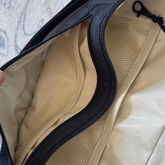 Canvelle Classic Crossbody Bag/Fanny Pack - Picture 5 of 9